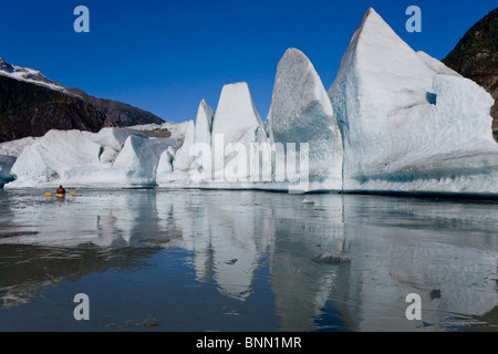 Ein Kajakfahrer Paddel die eisigen Gewässern der Mendenhall Lake Mendenhall-Gletscher und Mt. Kinderwagen White im Hintergrund, Alaska Stockfoto