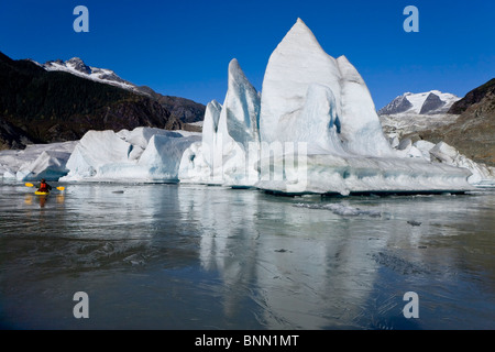 Ein Kajakfahrer Paddel die eisigen Gewässern der Mendenhall Lake Mendenhall-Gletscher und Mt. Kinderwagen White im Hintergrund, Alaska Stockfoto
