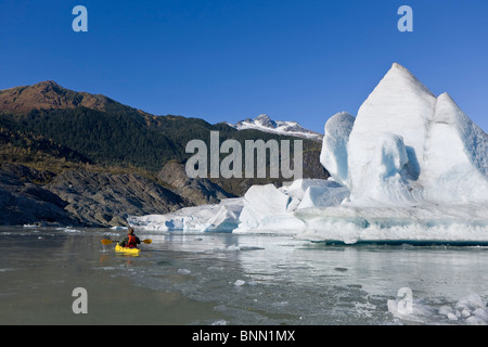 Ein Kajakfahrer Paddel die eisigen Gewässern der Mendenhall Lake Mendenhall-Gletscher und Mt. Kinderwagen White im Hintergrund, Alaska Stockfoto
