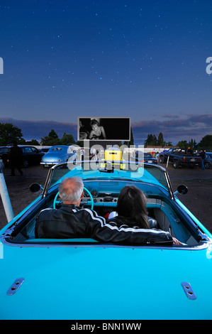 Mann Frau paar Oldtimer 1955 T-Bird Motor Vu fahren In Dallas Oregon USA Kino Nacht Sterne Parken Stockfoto