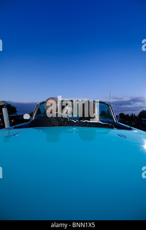 Mann Frau paar Oldtimer 1955 T-Bird Motor Vu fahren In Dallas Oregon USA Kino parken, Stockfoto