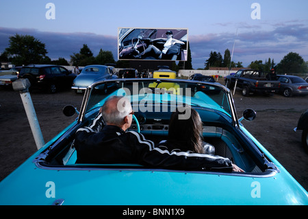 Mann Frau paar Oldtimer 1955 T-Bird Motor Vu fahren In Dallas Oregon USA Kino parken, Stockfoto