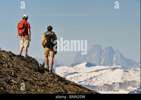 Zwei Wanderer genießen Sie den Blick des Teufels Pfote und Juneau Eisfeld von der Mount Juneau Ridgeline in der Nähe von Juneau in Alaska Stockfoto