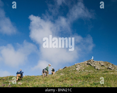 Trekker Wanderung zum vulkanischen Gipfeln auf St. Paul Island, Alaska, Sommer Stockfoto