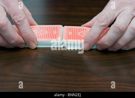 Hände mischen Kartenstapel Stockfoto
