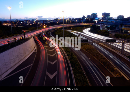 Verkehrsfluss, am frühen Abend entlang der Südautobahn, Auckland, Neuseeland. Auf der Suche nach West. Stockfoto