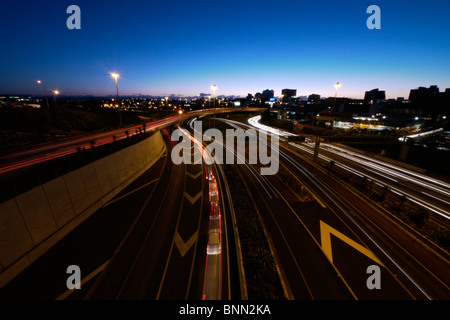 Verkehrsfluss, am frühen Abend entlang der Südautobahn, Auckland, Neuseeland. Auf der Suche nach West. Stockfoto