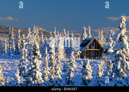 Kabine & Cache in der Nähe von Glenn Highway Alaska Winter malerische Stockfoto