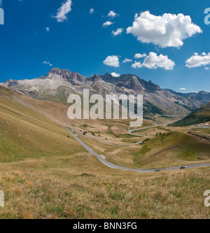 Col du Lautaret Le Monêtier-Les-Bains Hautes-Alpes Frankreich Landschaft Feld Wiese Sommer Berge Hills Frankreich, Stockfoto