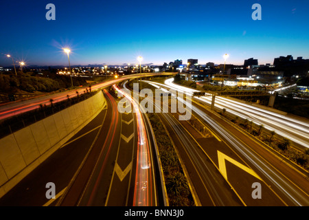 Verkehrsfluss, am frühen Abend entlang der Südautobahn, Auckland, Neuseeland. Auf der Suche nach West. Stockfoto