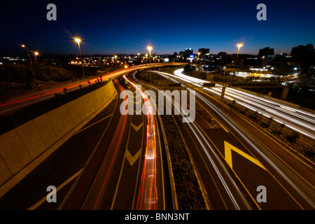 Verkehrsfluss, am frühen Abend entlang der Südautobahn, Auckland, Neuseeland. Auf der Suche nach West. Stockfoto