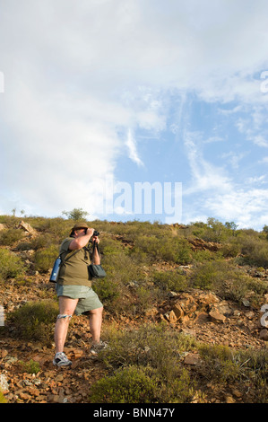 Ein Wanderer bewundert die Ansicht in Klein Karoo in Südafrika Stockfoto