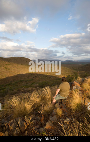 Ein Wanderer bewundert die Ansicht in Klein Karoo in Südafrika Stockfoto