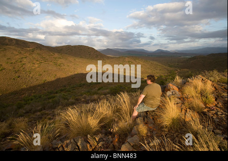 Ein Wanderer bewundert die Ansicht in Klein Karoo in Südafrika Stockfoto