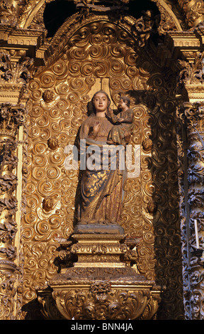 Madonna-Statue in einem vergoldeten Altar. Se Kathedrale in Porto, Portugal Stockfoto