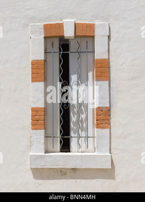 Ein shuttered Fenster in einem traditionellen weißen gewaschenen Haus in Südfrankreich. Stockfoto
