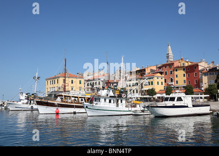 Angelboote/Fischerboote im alten Hafen von Rovinj, Kroatien Stockfoto