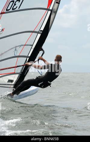 ein Windsurfer Heads heraus zum Meer - Heck des Board in der Welle Stockfoto