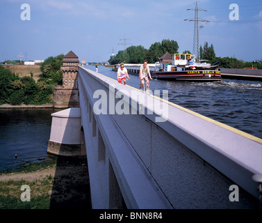 Deutschland Minden Nordrhein-Westfalen Aquädukt Wasserstraßen Midland Kanal Weser Fluss alte Brücke Trog Kanalbrücke überqueren Stockfoto