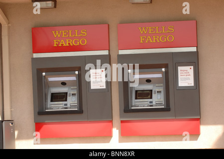 Zwei Geldautomaten der Wells Fargo ATM (Automatic Teller Machine). Stockfoto