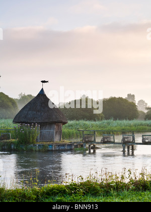 Tatched Fischerhütte und Aal fallen am River Test Longstock Hampshire UK Stockfoto