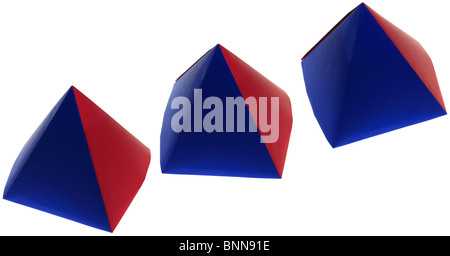 Rote und blaue Dreieck kegelförmigen Origami in unterschiedlichen Winkeln. Stockfoto