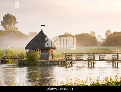 Tatched Fischerhütte und Aal fallen am River Test Longstock Hampshire UK Stockfoto