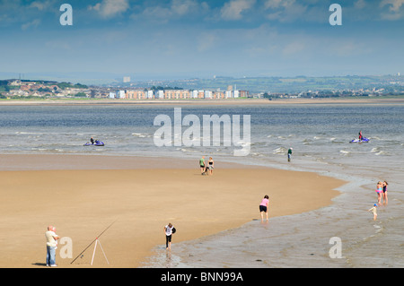 Blick in Richtung Llanelli vom The Millennium Coastal Park, Burry Port, Carmarthenshire South Wales UK Stockfoto