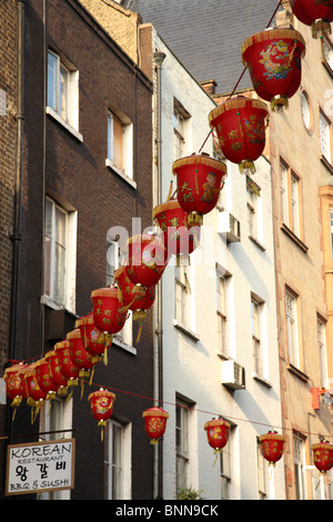 Laternen hängen über der Straße in Chinatown, West End, London, WC2. Stockfoto