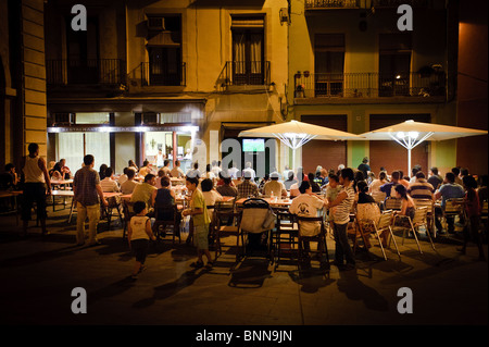 Beobachten der Welt-Cup-Finale auf einem Platz in Manresa, Spanien - Spanien V Holland Stockfoto