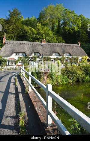Reihe von malerischen strohgedeckten Hütten in Wherwell Hampshire UK Stockfoto