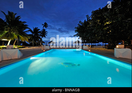 Seychellen die Seychellen Desroches Island Pool Schwimmbad Palmen in der Nacht Stockfoto