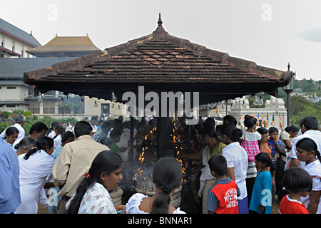 Pilgern in der Sri Dalada Maligawa oder Tempel der Zahntempel in Kandy, Sri Lanka Stockfoto