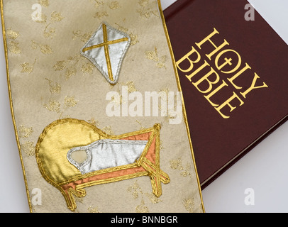 Baby Jesus Stickerei in Krippe Wandteppich mit Bibel Stahl Stockfoto
