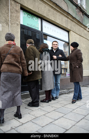 Menschen in einem Antiquariat in der Altstadt in Poznan, Polen Stockfoto