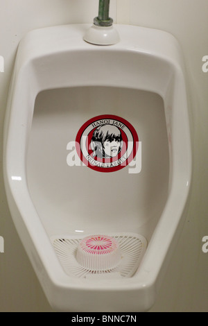 Urinal dekoriert mit einer Botschaft gegen "Hanoi Jane" Fonda in Herrentoilette im Veterans of Foreign War Halle in Trinity, Texas. Stockfoto