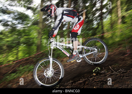 Mountainbiker im Downhill Mtb-Rennen in Szczyrk, Beskiden, Polen. Stockfoto