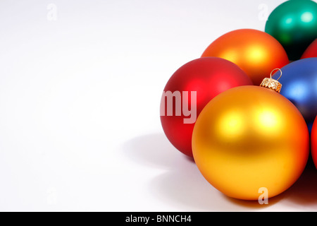 Bunte Kugeln auf dem weißen Hintergrund Stockfoto