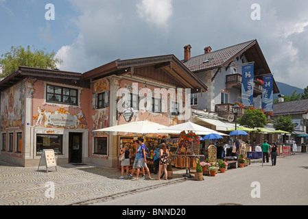 Typische Straße, Häuser und Geschäfte von der Innenstadt von Oberammergau in der Nähe von Garmisch-Partenkirchen, Bayern im Süden Deutschlands Stockfoto