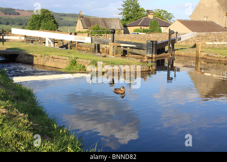 Bootfahren Sperre am Leeds-Liverpool-Kanal bei Gargrave in Yorkshire, England Stockfoto