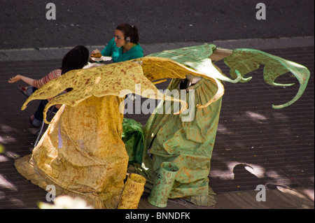 BARCELONA MENSCHLICHEN FEE STREET STATUEN MIT EINER TEEPAUSE AUF LAS RAMBLAS Stockfoto