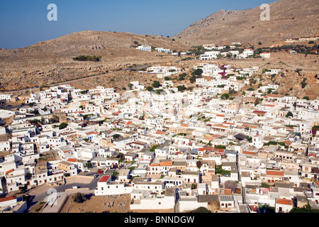 Weiß getünchte Gehäuse im Dorf Lindos, Rhodos, Griechenland Stockfoto