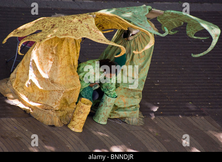 Zwei FEEN STREET ARTISTS menschlichen Statuen in Kostümen auf LAS RAMBLAS Barcelona Spanien Europa Stockfoto