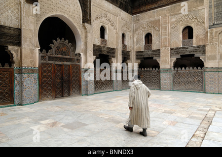 Marokkanischer Mann mit Jellaba oder ethnischer Kleidung in Bou Inania Medersa (1350-56) oder Medresse (Koranische Schule), Fez, Marokko Stockfoto