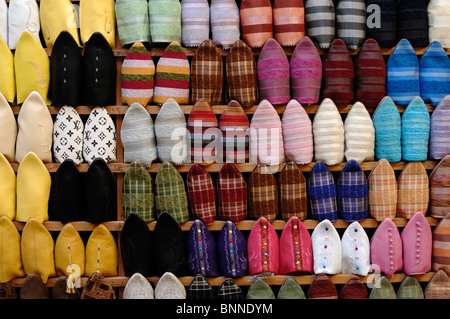 Bunte Muster oder Ausstellung von marokkanischen Pantoffeln oder Babouches auf dem Marktstand in der Medina oder der Altstadt, Fez, Marokko Stockfoto