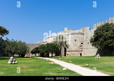 Mittelalterlichen Graben rund um die Mauern der Altstadt, Rhodes Town, Rhodos, Griechenland Stockfoto