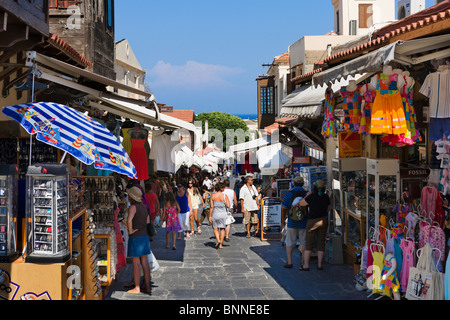 Geschäfte auf Odos Socratous (Sokrates-Straße) in der Altstadt, Rhodos Stadt, Rhodos, Griechenland Stockfoto