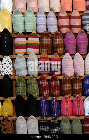 Bunte Muster oder Ausstellung von marokkanischen Pantoffeln oder Babouches auf dem Marktstand in der Medina oder der Altstadt, Fez, Marokko Stockfoto