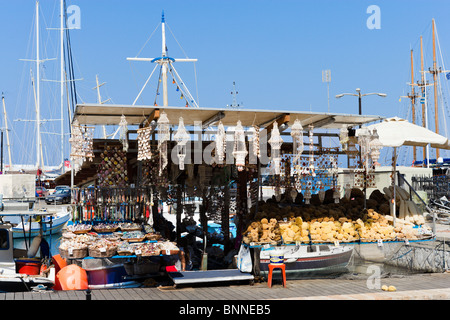 Boot vor Anker im Hafen verkaufen Schwämme und Souvenirs, Rhodes Town, Rhodos, Griechenland Stockfoto