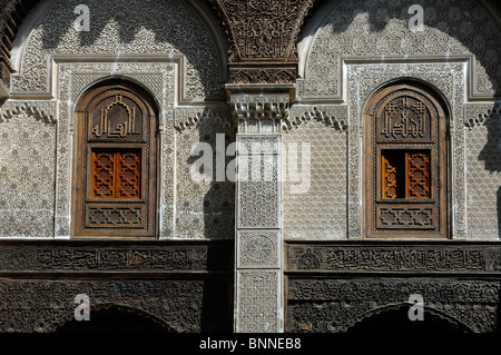 Fenstermuster oder Fenster und Fensterläden der Attarine Medersa (1323-25) oder Medresse, alias Al-Attarine Madrasa (Koranische Schule), Medina, Fez, Marokko Stockfoto